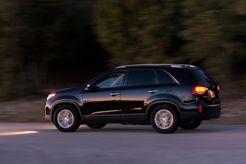 01 suv negra carretera